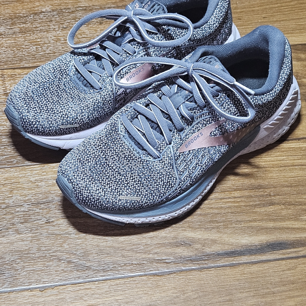 Brooks Women's Gray and Pink Athletic Shoes
